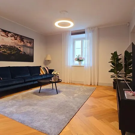 Suur-lossi - Elegantne Peatuspaik Vanalinna Suedames Apartament Haapsalu