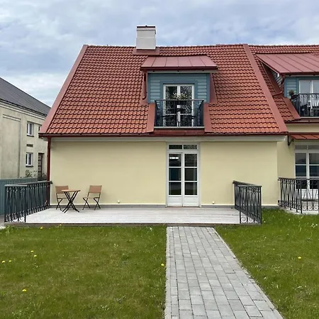 Suur-lossi - Elegantne Peatuspaik Vanalinna Suedames Apartament Haapsalu